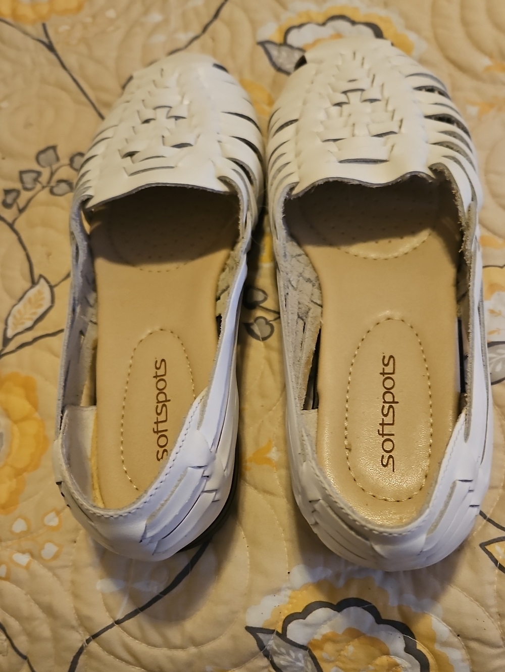 Softspots White Leather Woven Slip-On Flats/huaraches
